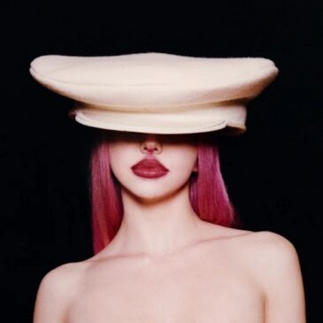 ADÉLA veröffentlicht ihre neue Single „KGB“ + geht auf Tour mit Demi Lovato