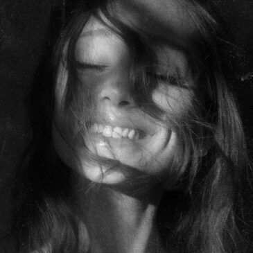 Ariana Grande kündigt neues Studioalbum „petal“ für Juli an